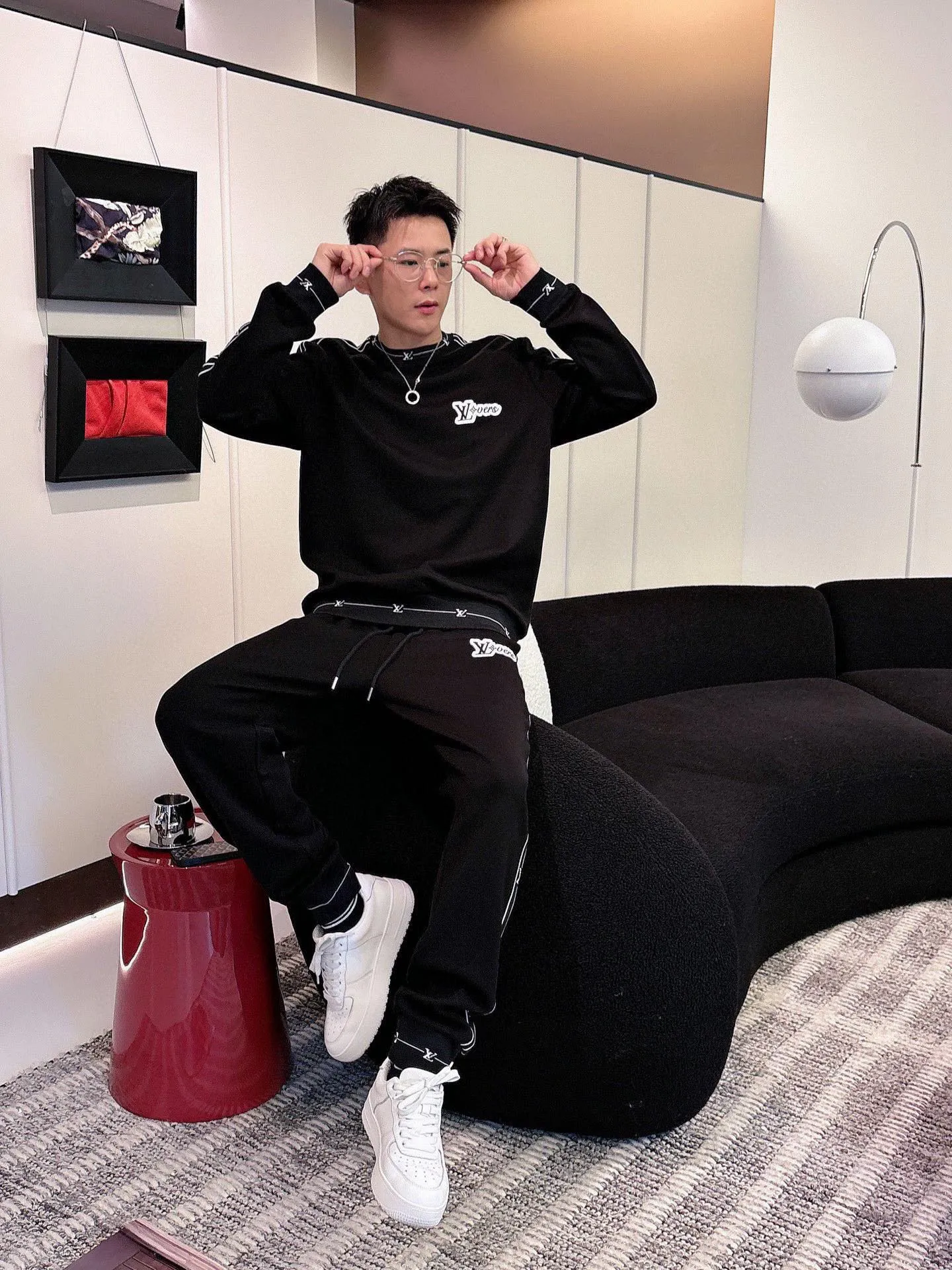🅿️540 [LV Louis Vuitton] hot-selling suit is coming. Focus on the original version of the official website. 2025 new hot-selling round neck sweatshirt suit. The original order is the best 🇭🇰. It is the meticulous work of top designers for a fitting and perfect upper body effect. All-natural high-quality Tencel Roman cotton 100%, close-fitting comfort, noble and elegant! Original hardware embodies elegance and nobility! Counter size: M-3XL (maximum wear up to 190 pounds)